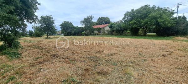 Caractéristiques du terrain :
Surface d’environ 1 000 m²
Terrain borné (limites définies)
Étude de sol de type G1 réalisée
Emprise au sol maximale de 35 %

Raccordements à prévoir pour l’eau, l’électricité, les télécommunications 
Prevoir l’assainissement autonome

Sa configuration permet d’envisager un projet de construction optimisé selon les contraintes du terrain et vos choix d’aménagement.
Opportunité à saisir rapidement pour projet de construction.
Le terrain bénéficie d’un emplacement pratique, à proximité des commodités et des axes autoroutiers. TOULOUSE/TARBES/BAYONNE
A 5min de CARBONNE