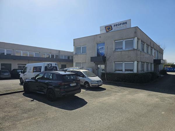 A louer - Local d'activité avec bureaux à Vaulx-en-Velin, rue Francine Fromont