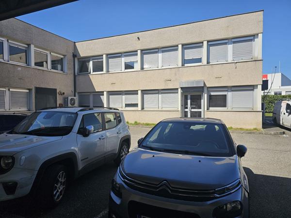 A louer - Local d'activité avec bureaux à Vaulx-en-Velin, rue Francine Fromont