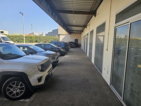 A louer - Local d'activité avec bureaux à Vaulx-en-Velin, rue Francine Fromont