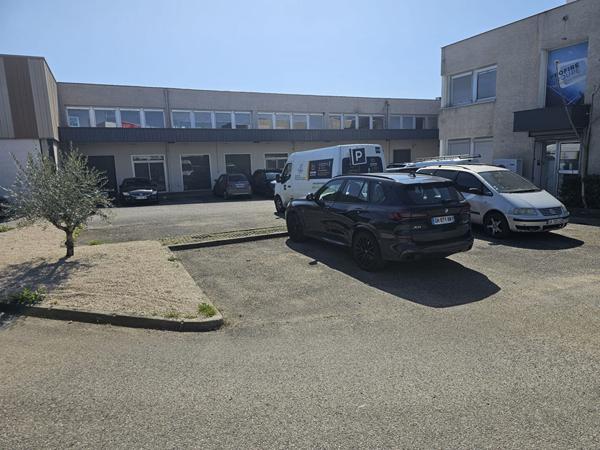 A louer - Local d'activité avec bureaux à Vaulx-en-Velin, rue Francine Fromont