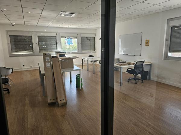 A louer - Local d'activité avec bureaux à Vaulx-en-Velin, rue Francine Fromont