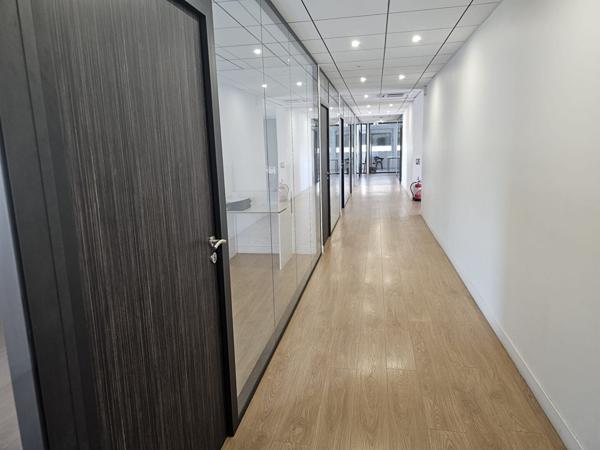 A louer - Local d'activité avec bureaux à Vaulx-en-Velin, rue Francine Fromont