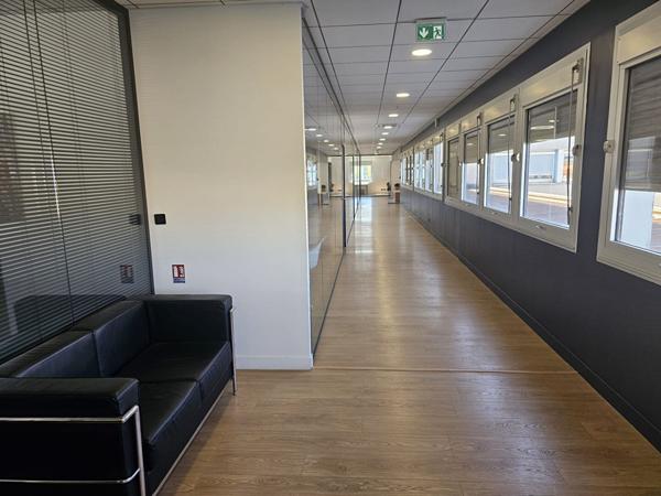 A louer - Local d'activité avec bureaux à Vaulx-en-Velin, rue Francine Fromont