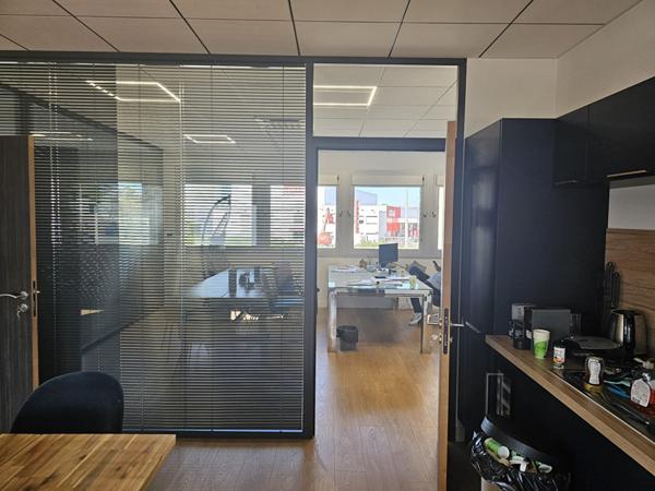 A louer - Local d'activité avec bureaux à Vaulx-en-Velin, rue Francine Fromont