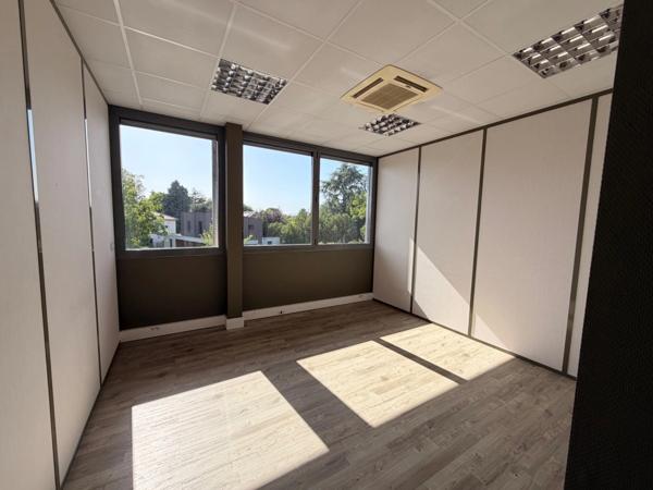 Plateau de bureaux à vendre SAINTE FOY LES LYON (69), bureaux d'une surface de 190 m² (partie privative) et 20 m² de parties communes. Possibilité d'acheter en sus 7 places de stationnement.