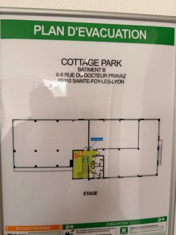 Plateau de bureaux à vendre SAINTE FOY LES LYON (69), bureaux d'une surface de 190 m² (partie privative) et 20 m² de parties communes. Possibilité d'acheter en sus 7 places de stationnement.