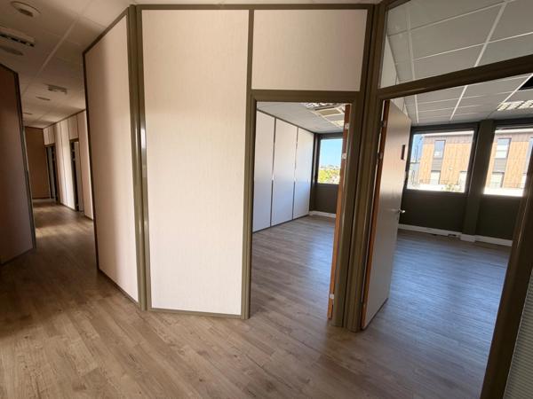 Plateau de bureaux à vendre SAINTE FOY LES LYON (69), bureaux d'une surface de 190 m² (partie privative) et 20 m² de parties communes. Possibilité d'acheter en sus 7 places de stationnement.
