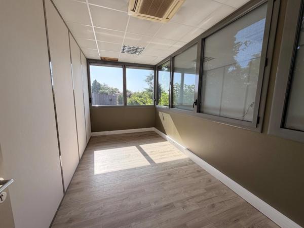 Plateau de bureaux à vendre SAINTE FOY LES LYON (69), bureaux d'une surface de 190 m² (partie privative) et 20 m² de parties communes. Possibilité d'acheter en sus 7 places de stationnement.