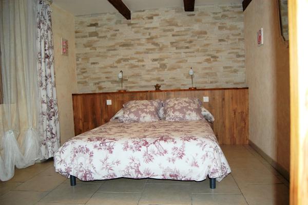 Saint-Hippolyte-du-Fort (30170) Mas du 19ieme avec 3 gites et partie privative 180m² sur 3843 m² de terrain avec piscine