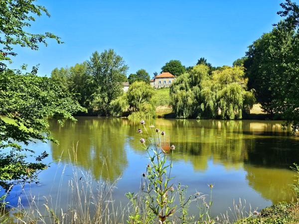 Lédat (47300) MAGNIFIQUE GRANDE FERME 31 HECTARES VUE DOMINANTE ET LAC - NOMBREUSES DÉPENDANCES REDESTINABLES