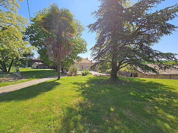 Lédat (47300) MAGNIFIQUE GRANDE FERME 31 HECTARES VUE DOMINANTE ET LAC - NOMBREUSES DÉPENDANCES REDESTINABLES