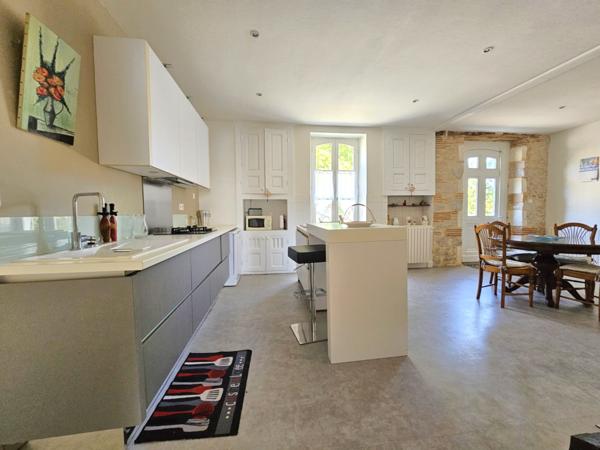 Lédat (47300) MAGNIFIQUE GRANDE FERME 31 HECTARES VUE DOMINANTE ET LAC - NOMBREUSES DÉPENDANCES REDESTINABLES