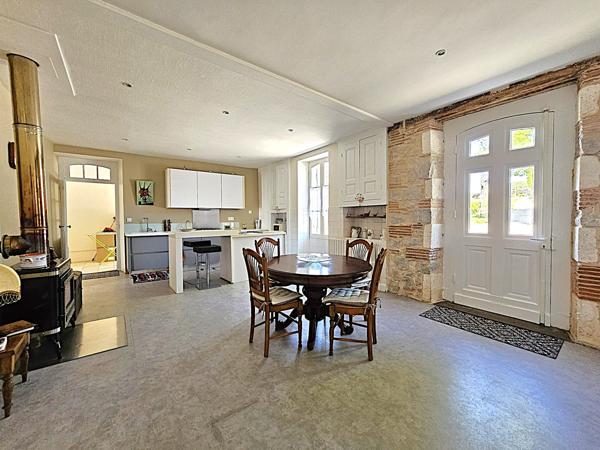 Lédat (47300) MAGNIFIQUE GRANDE FERME 31 HECTARES VUE DOMINANTE ET LAC - NOMBREUSES DÉPENDANCES REDESTINABLES