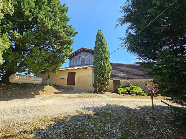 Lédat (47300) MAGNIFIQUE GRANDE FERME 31 HECTARES VUE DOMINANTE ET LAC - NOMBREUSES DÉPENDANCES REDESTINABLES