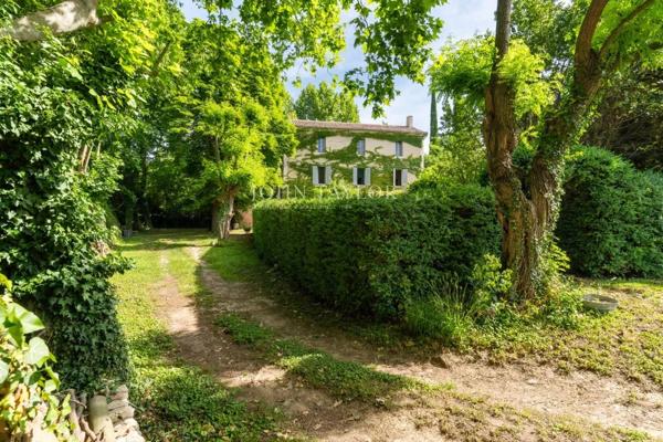 La Tour d'Aigues belle Bastide du XIXéme siècle avec jardin et annexes