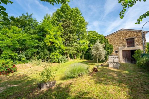 La Tour d'Aigues belle Bastide du XIXéme siècle avec jardin et annexes