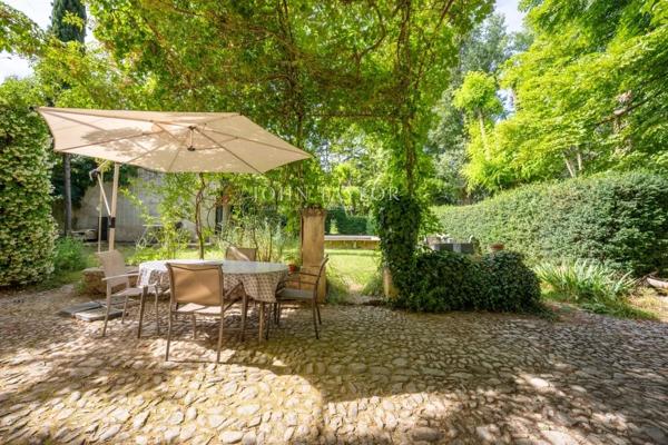 La Tour d'Aigues belle Bastide du XIXéme siècle avec jardin et annexes
