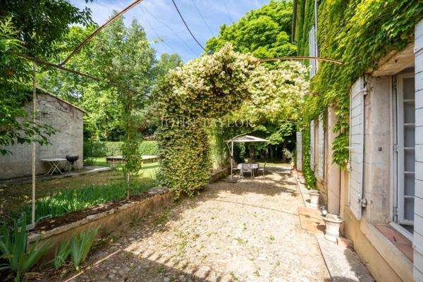 La Tour d'Aigues belle Bastide du XIXéme siècle avec jardin et annexes