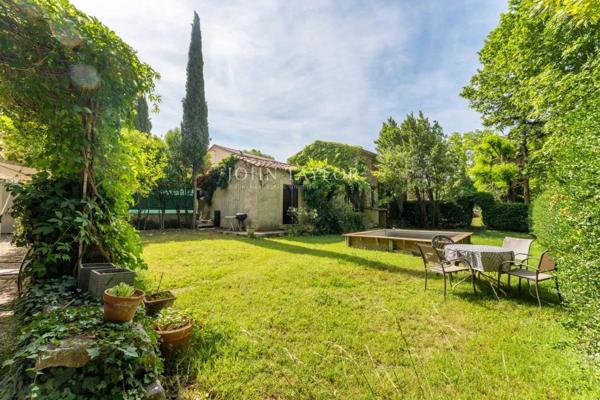 La Tour d'Aigues belle Bastide du XIXéme siècle avec jardin et annexes