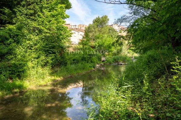 La Tour d'Aigues belle Bastide du XIXéme siècle avec jardin et annexes