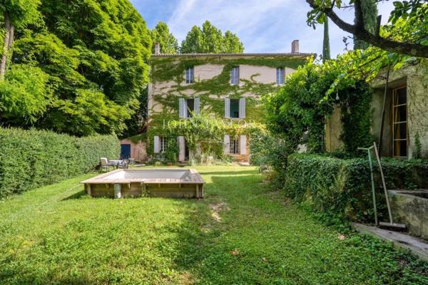 La Tour d'Aigues belle Bastide du XIXéme siècle avec jardin et annexes