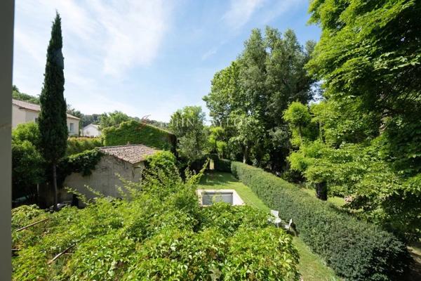 La Tour d'Aigues belle Bastide du XIXéme siècle avec jardin et annexes