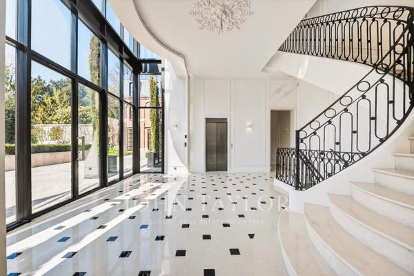 Hôtel particulier d'exception avec plus de 1000 m2 de jardin sans vis à vis - Invalides