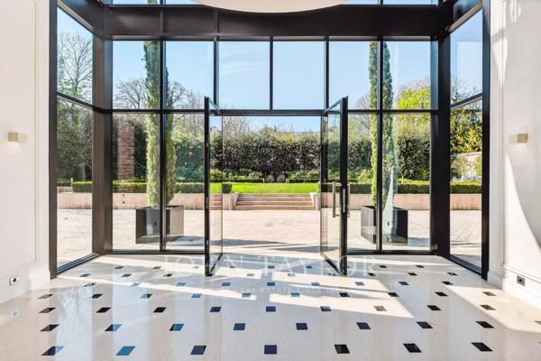 Hôtel particulier d'exception avec plus de 1000 m2 de jardin sans vis à vis - Invalides