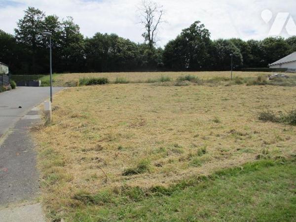 En lotissement, 3 terrains  bâtir, libres de constructeur, de 684 m², 813 m² et 851 m².
Prévoi...