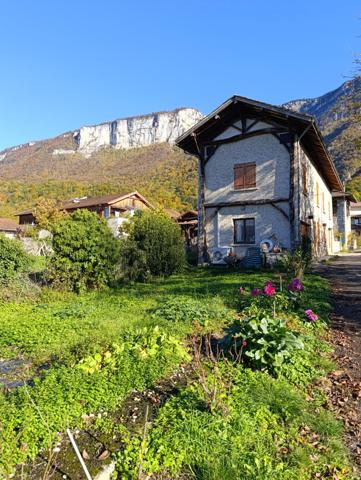 La Rivière (38210) Maison de village 5 Pièces de 116 m² avec garage, cave en sous-sol et d' un atelier.