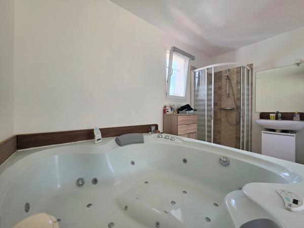 Villa 5 chambres, piscine et garage. - 83510 Lorgues - Réf 87021015