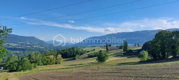 Au sein d'un environnement calme avec vue dégagée sur le massif du Mont Blanc et la vallée du Rhône, parcelle de terrain constructible, viabilisée en bordure de route (eau, électricité, télécom).
Possibilité de construire une maison d'une surface en R+2 sur sous-sol. Assainissement autonome à prévoir. Libre constructeur.
Absence de vis à vis. Situé à 10 minutes de l'entrée de l'autoroute A40 Eloise, au sein du charmant village d'Usinens, proposant école
primaire, cantine et périscolaire.