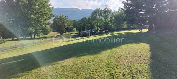 Au sein d'un environnement calme avec vue dégagée sur le massif du Mont Blanc et la vallée du Rhône, parcelle de terrain constructible, viabilisée en bordure de route (eau, électricité, télécom).
Possibilité de construire une maison d'une surface en R+2 sur sous-sol. Assainissement autonome à prévoir. Libre constructeur.
Absence de vis à vis. Situé à 10 minutes de l'entrée de l'autoroute A40 Eloise, au sein du charmant village d'Usinens, proposant école
primaire, cantine et périscolaire.