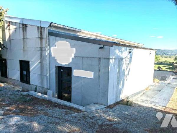 A vendre - VOLX 04) - Alpes de Haute Provence: Dans une zone artisanale, actuellement un grand ...