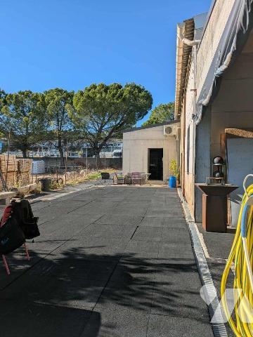 A vendre - VOLX 04) - Alpes de Haute Provence: Dans une zone artisanale, actuellement un grand ...