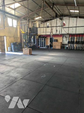 A vendre - VOLX 04) - Alpes de Haute Provence: Dans une zone artisanale, actuellement un grand ...