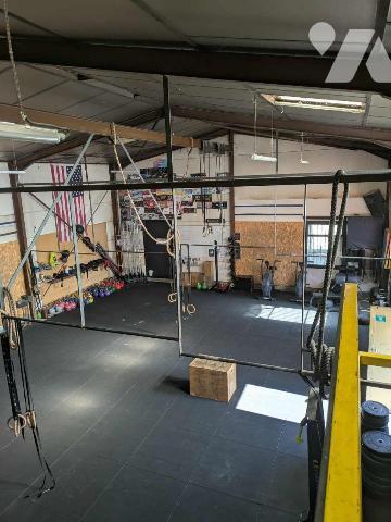 A vendre - VOLX 04) - Alpes de Haute Provence: Dans une zone artisanale, actuellement un grand ...