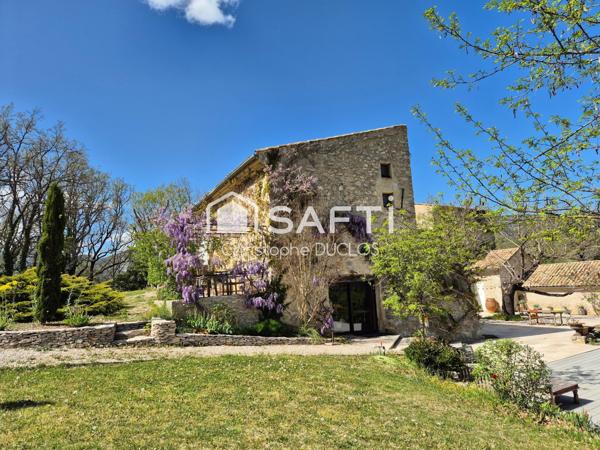 Authentique bastide provençale avec gîtes indépendants.