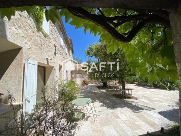 Authentique bastide provençale avec gîtes indépendants.