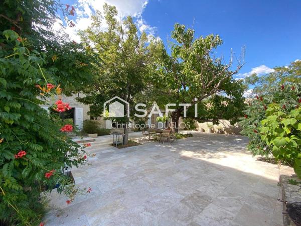 Authentique bastide provençale avec gîtes indépendants.