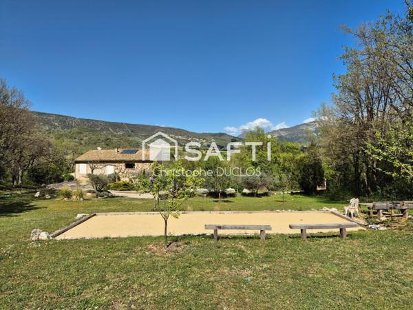 Authentique bastide provençale avec gîtes indépendants.