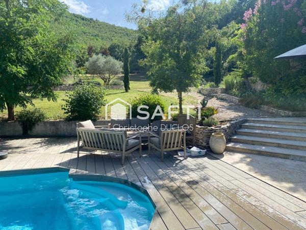 Authentique bastide provençale avec gîtes indépendants.