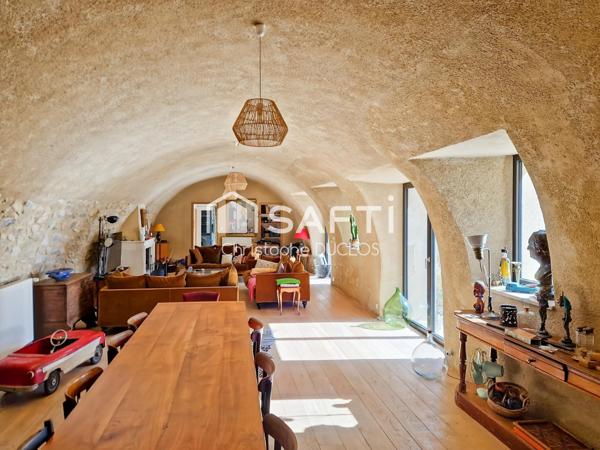Authentique bastide provençale avec gîtes indépendants.