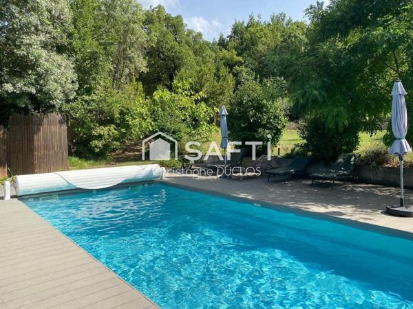 Authentique bastide provençale avec gîtes indépendants.