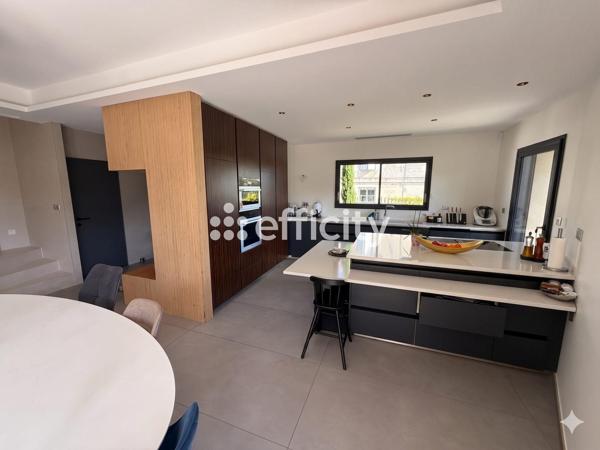 Maison
         5 pièces
        - 180 m² Bien prestige 1 090 000 € *