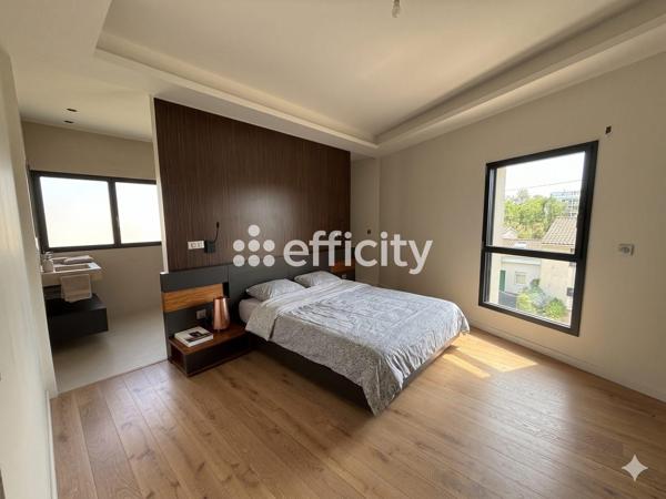 Maison
         5 pièces
        - 180 m² Bien prestige 1 090 000 € *