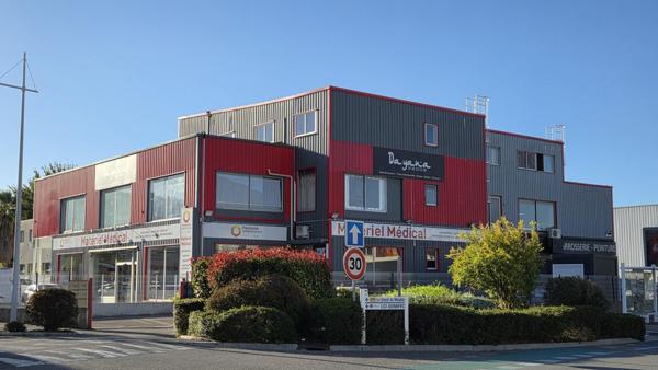 Murs commerciaux libres avec rampe véhicules, parking commun et visibilité maximale. Idéal activité ou investissement.