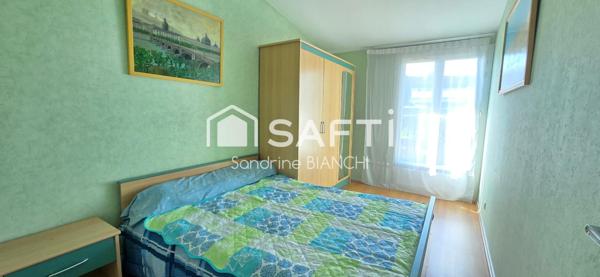 Maison individuelle de plain-pied et jardin arboré