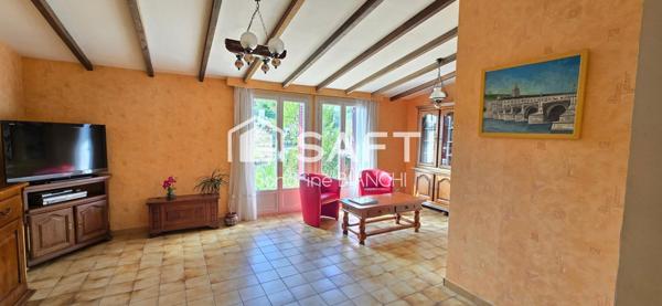 Maison individuelle de plain-pied et jardin arboré